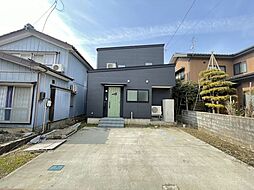 This 2-bedroom akiya in Niigata offers 1566 ft² of living space. Great for those seeking a traditional Japanese home in the countryside.