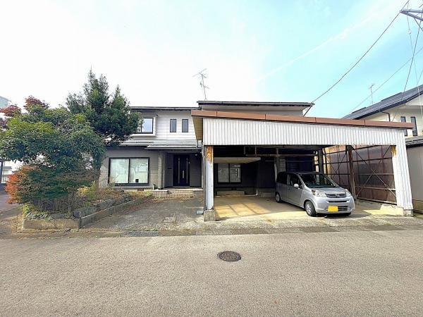 This 7-bedroom akiya in Niigata offers 2847 ft² of living space. Great for those seeking a traditional Japanese home in the countryside.