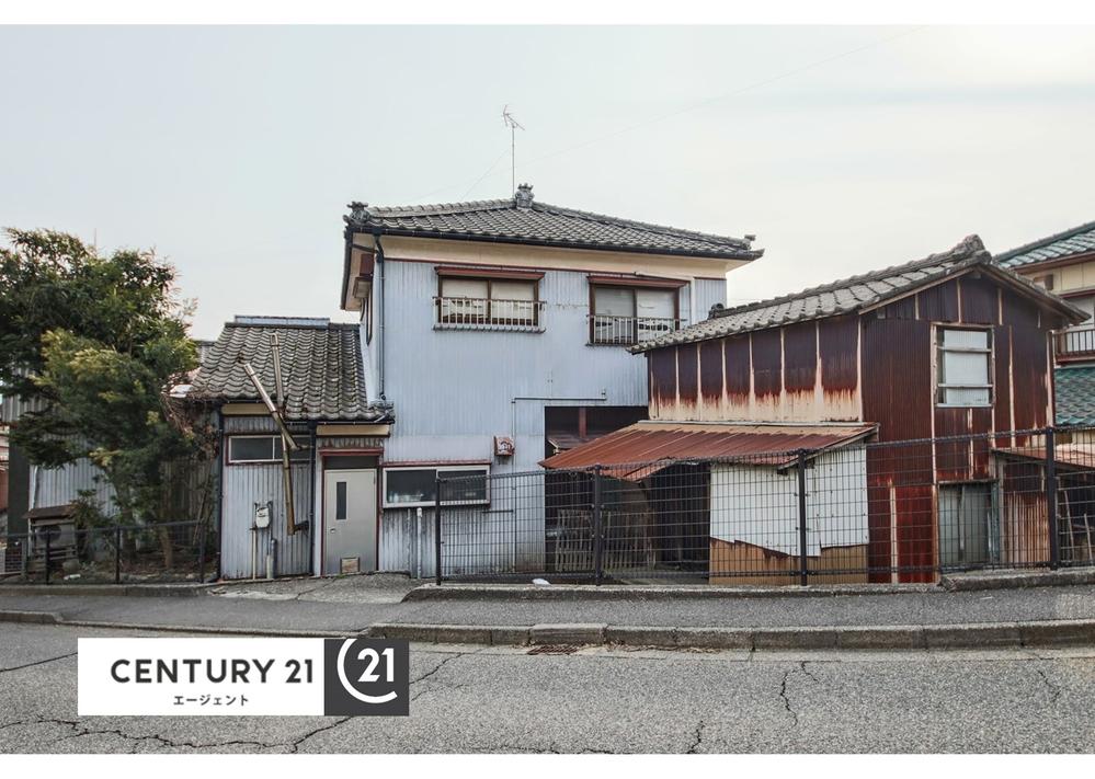 This 7-bedroom akiya in Niigata offers 2236 ft² of living space. Great for those seeking a traditional Japanese home in the countryside.