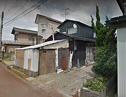 This 3-bedroom akiya in Niigata offers 1779 ft² of living space. Great for those seeking a traditional Japanese home in the countryside.