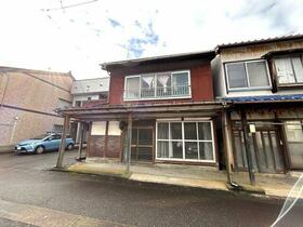 This 5-bedroom akiya in Niigata offers 1921 ft² of living space. Great for those seeking a traditional Japanese home in the countryside.