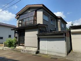 This 6-bedroom akiya in Niigata offers 1913 ft² of living space. Great for those seeking a traditional Japanese home in the countryside.