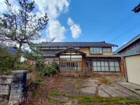 This 11-bedroom akiya in Niigata offers 8041 ft² of living space. Great for those seeking a traditional Japanese home in the countryside.