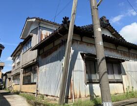 This 10-bedroom akiya in Niigata offers 4590 ft² of living space. Great for those seeking a traditional Japanese home in the countryside.