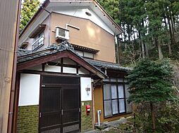This 6-bedroom akiya in Niigata offers 5332 ft² of living space. Great for those seeking a traditional Japanese home in the countryside.