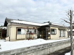 This 5-bedroom akiya in Niigata offers 4441 ft² of living space. Great for those seeking a traditional Japanese home in the countryside.