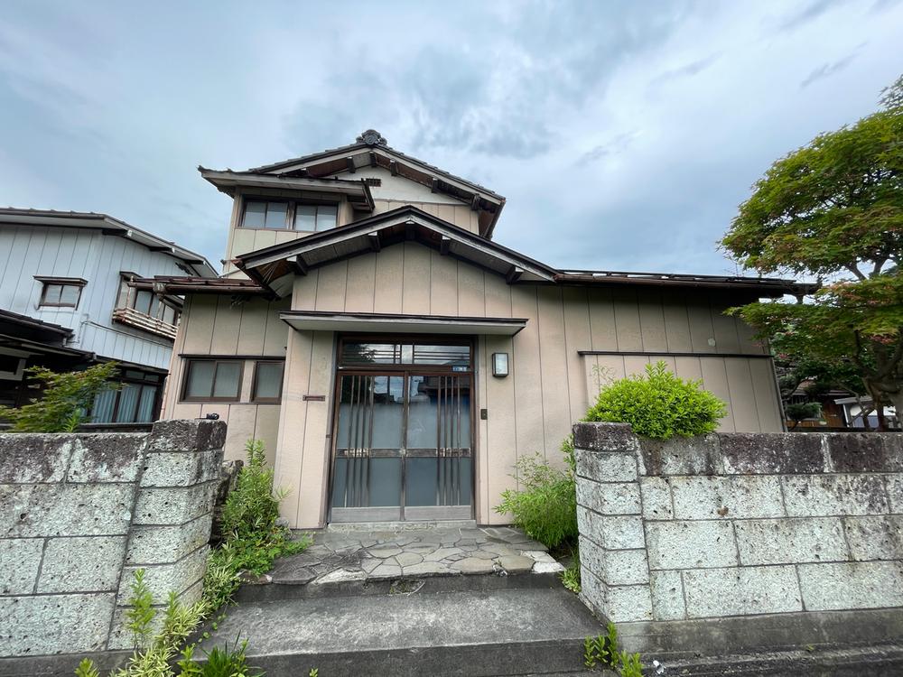 This 5-bedroom akiya in Niigata offers 2028 ft² of living space. Great for those seeking a traditional Japanese home in the countryside.