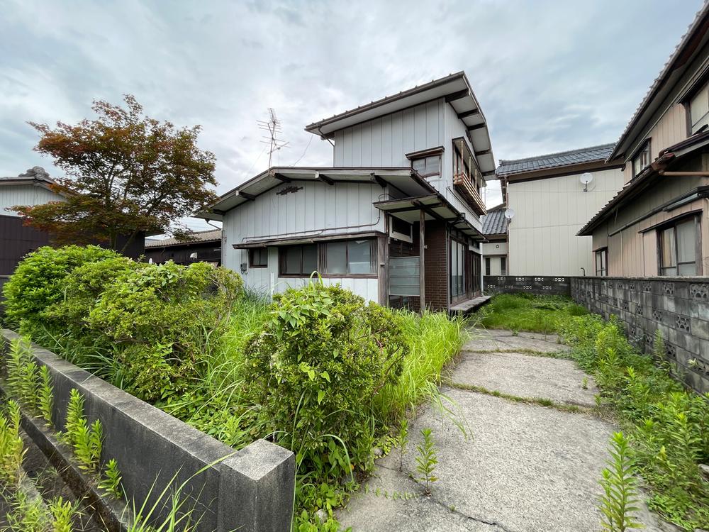 This 5-bedroom akiya in Niigata offers 2087 ft² of living space. Great for those seeking a traditional Japanese home in the countryside.