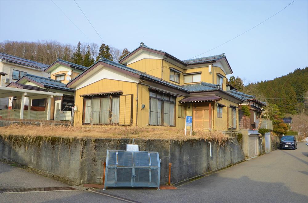 This 6-bedroom akiya in Niigata offers 2578 ft² of living space. Great for those seeking a traditional Japanese home in the countryside.