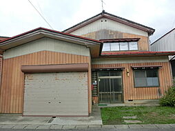 This 6-bedroom akiya in Niigata offers 5833 ft² of living space. Great for those seeking a traditional Japanese home in the countryside.