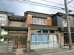 This 4-bedroom akiya in Niigata offers 1038 ft² of living space. Great for those seeking a traditional Japanese home in the countryside.