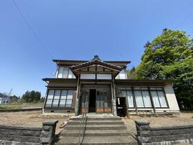 This 8-bedroom akiya in Niigata offers 3529 ft² of living space. Great for those seeking a traditional Japanese home in the countryside.