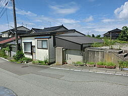 This 2-bedroom akiya in Niigata offers 1714 ft² of living space. Great for those seeking a traditional Japanese home in the countryside.