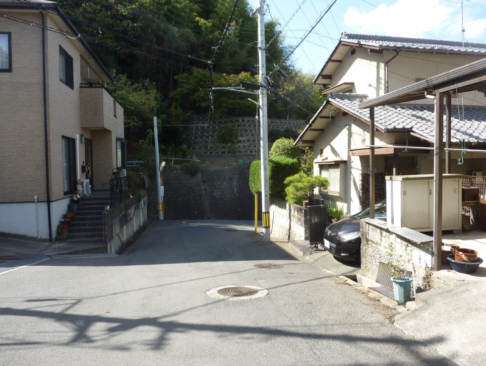 Charming seaside home in Hiroshima’s Taio district with stunning ocean views from the dining room. Live surrounded by nature, local shops, and seasonal beauty—move-in ready with on-site parking.