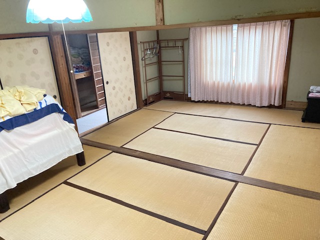 Nature-view home for sale in Nonaka, Japan. Located in a hazard zone with limited flood risk, ideal for nature lovers seeking rural tranquility. Contact Old Houses Japan for details.