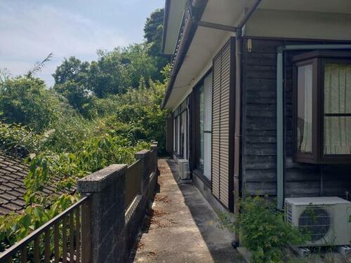 Discover this 6DK akiya in Sasebo, Nagasaki for just ¥900,000. With bay views and renovation potential, it's a coastal retreat worth restoring. Old Houses Japan can help you buy and transform this home.