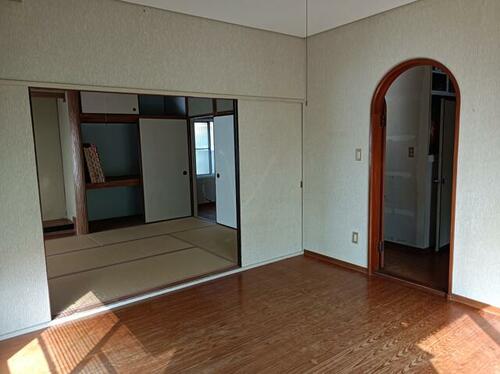 Wow, this 4DK akiya in Nagasaki City is your chance to own a traditional Japanese home with mountain views. Renovation required—Old Houses Japan can help every step of the way.
