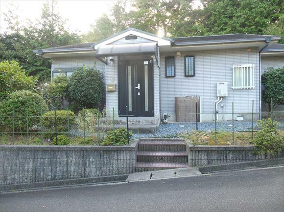 Traditional 6-bedroom, 2-bathroom akiya home in Nantan, Kyoto. Surrounded by nature with tatami rooms, scenic views, and renovation potential. Old Houses Japan is here to help you find your dream akiya.