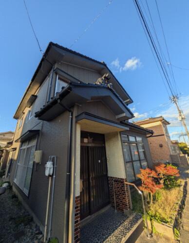This inviting property in Sanjo City offers a delightful mix of comfort and functionality. Boasting well-lit interiors and a practical layout, it’s perfect for families or first-time homeowners. The property is conveniently located near schools, shopping, and transport hubs, making daily life a breeze.