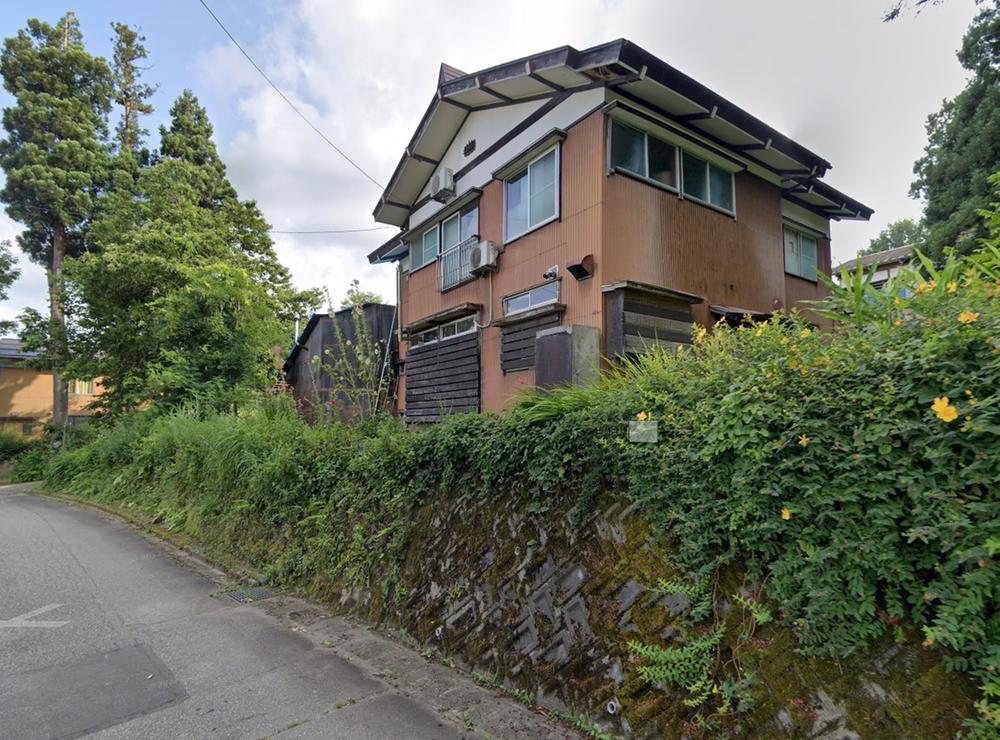 Located in the vibrant city of Nagaoka, Niigata, this spacious family home offers a blend of comfort and convenience. The property features multiple bedrooms and expansive living spaces, ideal for family gatherings or personal relaxation.