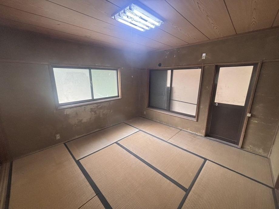 Your dream akiya awaits in Kyoto — explore this 3DK gem. Featuring 4377 sqft of living space and priced around $67,161. Let Old Houses Japan help you find and restore your dream akiya — a unique opportunity to own a slice of rural Japan.
