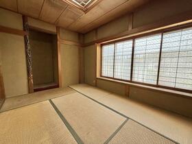 Step into classic Japanese living in Kyoto with this unique property opportunity. Featuring 559 sqft of living space and priced around $72000. Let Old Houses Japan help you find and restore your dream akiya — a unique opportunity to own a slice of rural Japan.