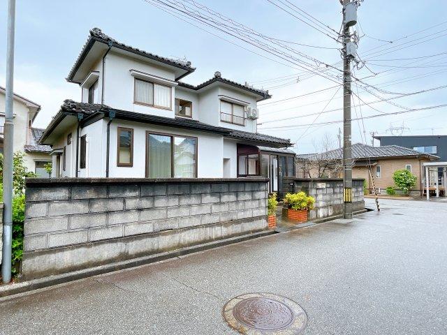 Historic 5-Bedroom Akiya Retreat in Fujiki