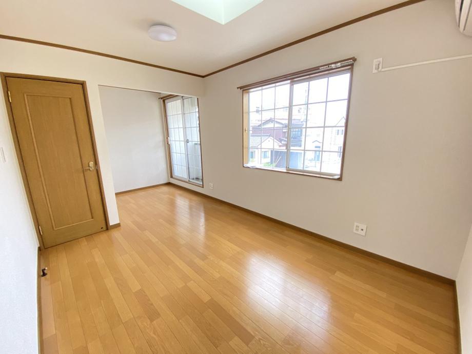 Escape to Toyama with this spacious 3LDK traditional home. Featuring 618 sqft of living space and priced around $60,994. Let Old Houses Japan help you find and restore your dream akiya — a unique opportunity to own a slice of rural Japan.