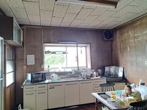 Escape to Toyama with this spacious 7DK traditional home. Featuring 1,698 sqft of living space and priced around $6,854. Let Old Houses Japan help you find and restore your dream akiya — a unique opportunity to own a slice of rural Japan.
