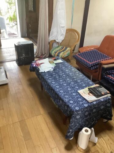 Traditional 4DK home in Sasebo, Nagasaki. Wooden interior with tatami rooms and renovation potential, located in a quiet residential neighborhood. Discover more unique homes across Japan at Old Houses Japan, your hub for exploring the country’s hidden real estate gems.