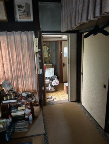 Traditional 4DK home in Seiyo, Ehime. Wooden interiors, tatami rooms, and shoji doors with renovation potential in a quiet residential area. Explore more unique homes across Japan at Old Houses Japan, your gateway to discovering the country’s hidden real estate gems.
