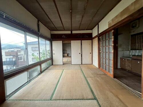 Traditional 5DK home in Nagasaki City. Wooden interiors, tatami rooms, and shoji doors with renovation potential in a quiet residential neighborhood.