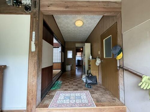 Spacious 6DK wooden home in Kamijo, Kashiwazaki City, Niigata. Built in 1936, with 211.56㎡ floor area and garden. Renovation potential, priced at $2,957. Find more unique homes across Japan at Old Houses Japan, your hub for exploring the country’s hidden real estate gems.