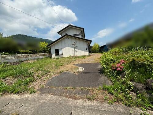 $11.7K 6DK two-story home in Kosaka, Kunimi-machi. 1,755 sqft house on 6,262 sqft lot. Sunny veranda, spacious garden, privacy, near expressway.