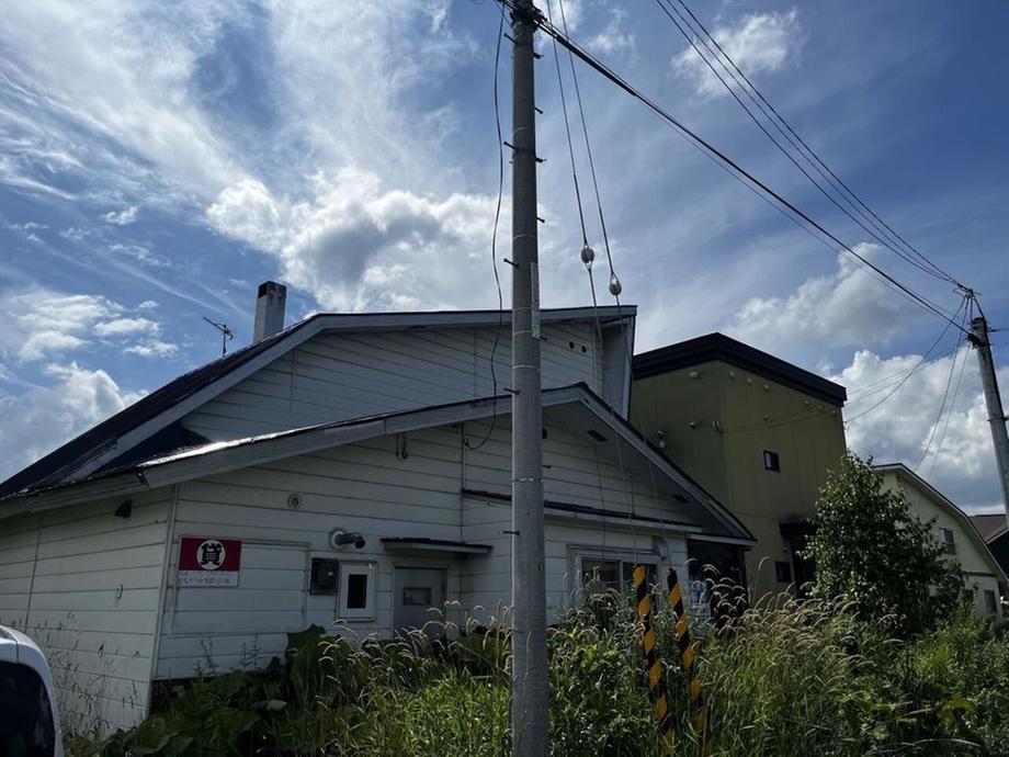 Explore this two-story home in Takikawa, Hokkaido for under $7,000 USD. Walk to the train station, parking included, full ownership.