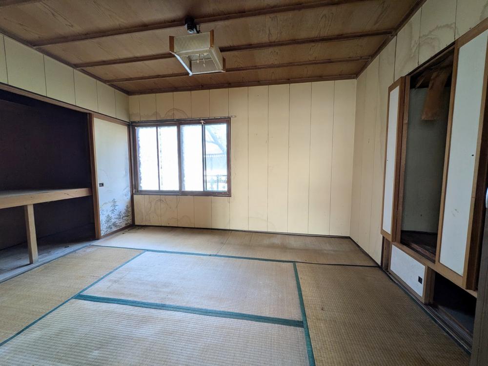 This Otaru 4LDK home in Suehiro‑chō represents one of the rare affordable entry points into Hokkaido real estate. With vision and care, this house has the potential to become a cozy home full of character — or even a guesthouse or rental property with local appeal.