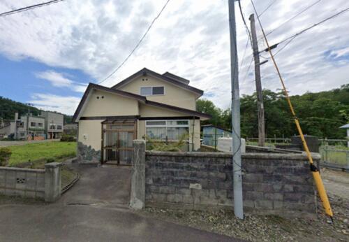 This incredibly affordable 3LDK home in Kamisunagawachō, Sorachi-gun offers a rare chance to own a large Hokkaido property at an entry-level price. Situated just outside Sunagawa City, the area is known for its quiet residential feel, wide-open landscapes, and easy access to local shops, schools, and everyday conveniences.