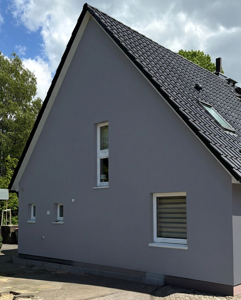 Fassadenvisualisierung: Einfamilienhaus mit Fassadenfarbe Little Greene „Juniper Ash“