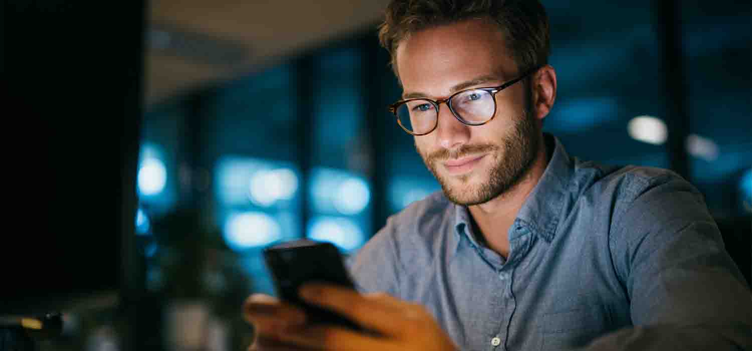 IT administrator configuring smartphones using mobile device management software