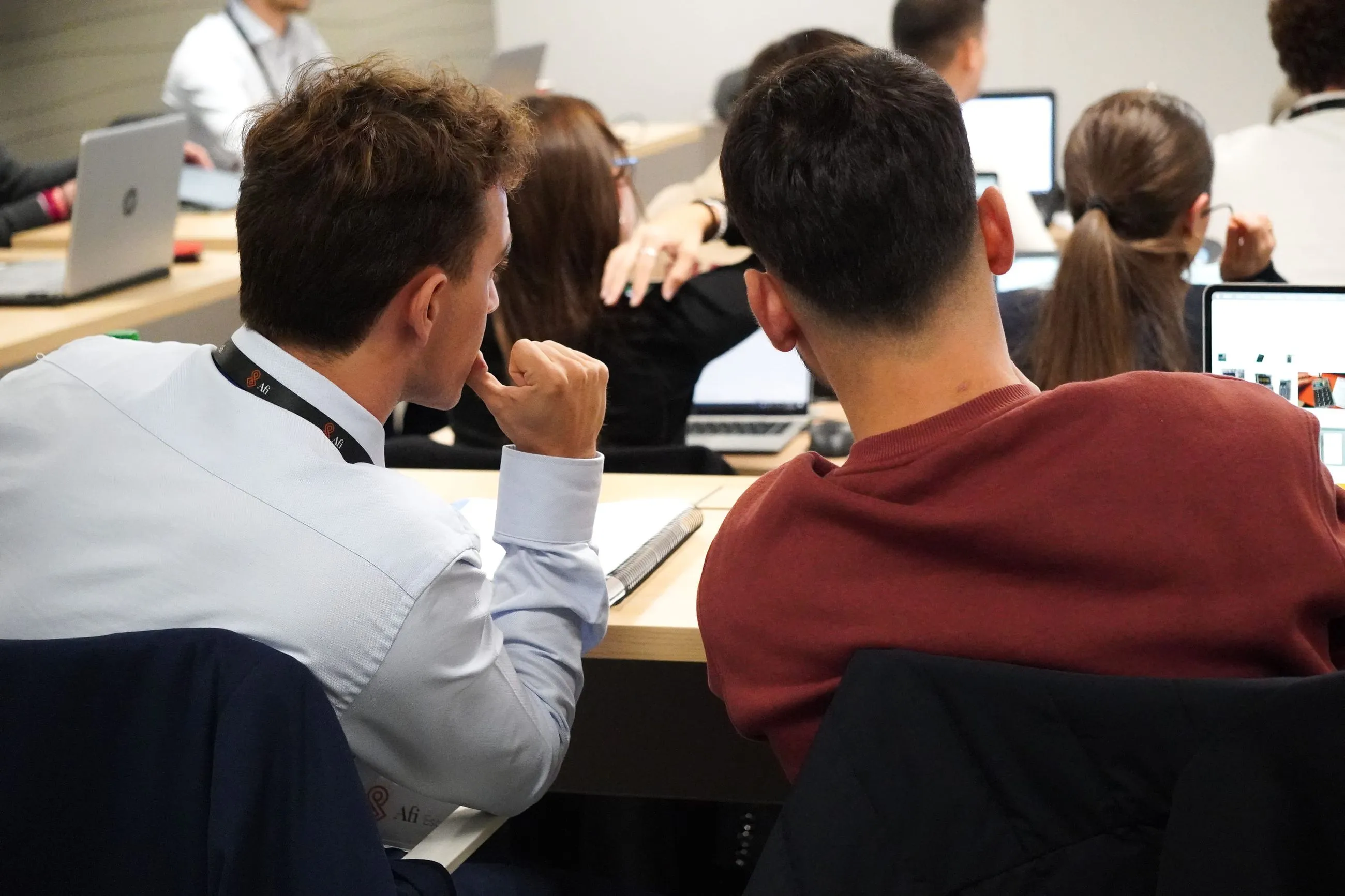Alumnos trabajando juntos en clase