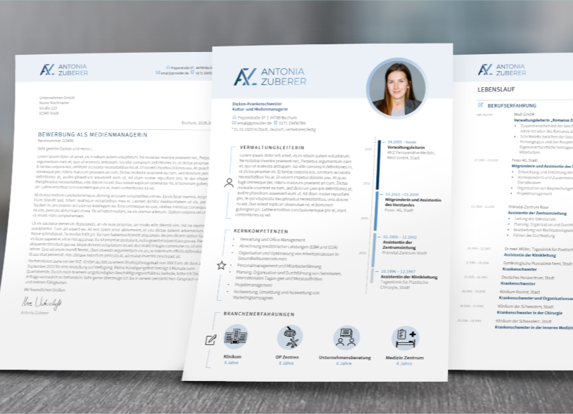 Drei ausgedruckte Seiten eines Lebenslaufs mit Profilfoto und beruflichen Qualifikationen, auf einem Holztisch liegend.