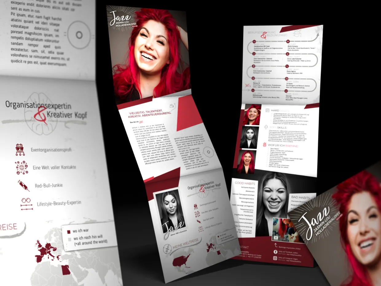Mehrseitige, künstlerisch gestaltete persönliche Profilbroschüre mit Fotos und Texten von Jazmin-Lou Holladiewaldfee.