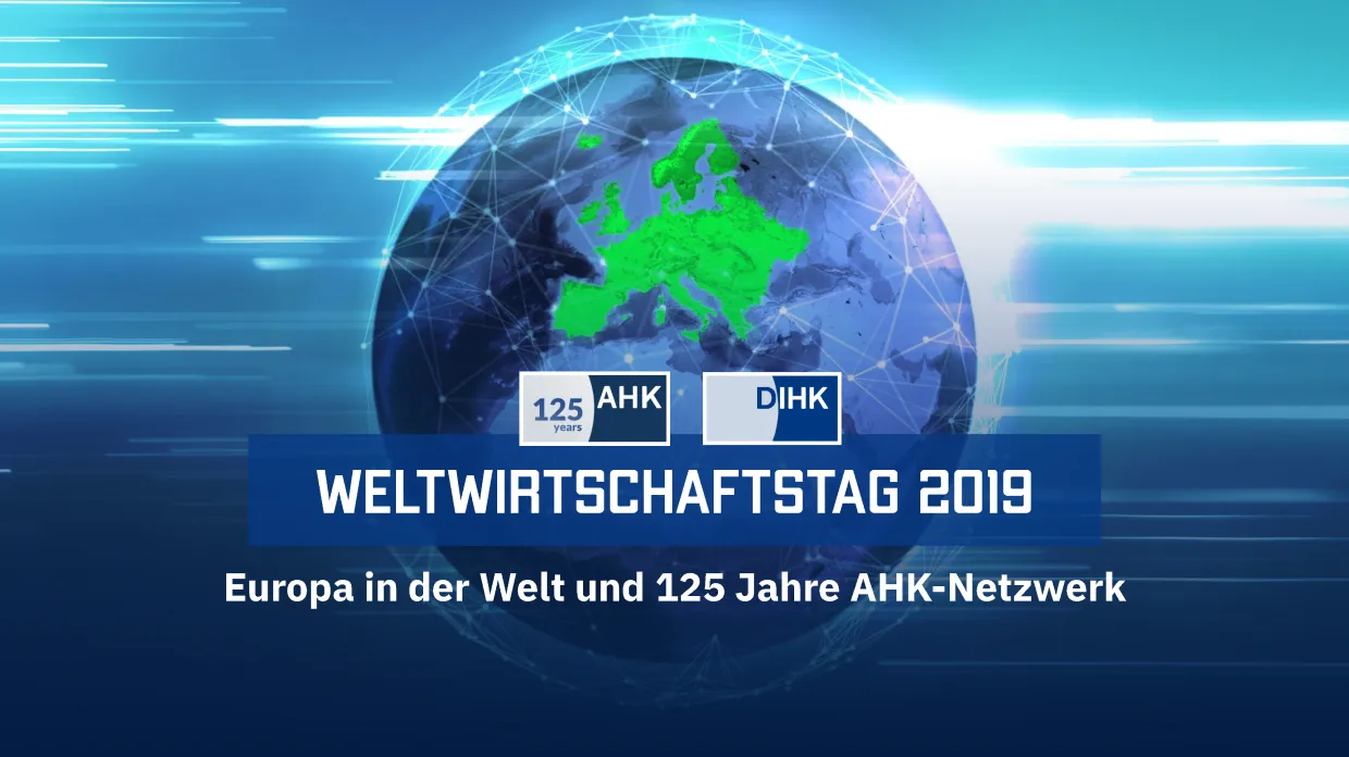 Digitaler Globus zeigt Europa in Grün mit Netzwerklinien und Schriftzug Weltwirtschaftstag 2019, Europa in der Welt und 125 Jahre AHK-Netzwerk.