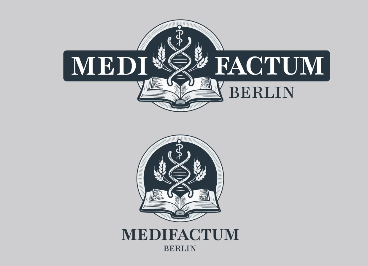 Zwei Varianten des Medifactum-Berlin-Logos mit einem geöffneten Buch, einem DNA-Doppelhelix-Symbol, Ähren und medizinischem Stab auf grauem Hintergrund.