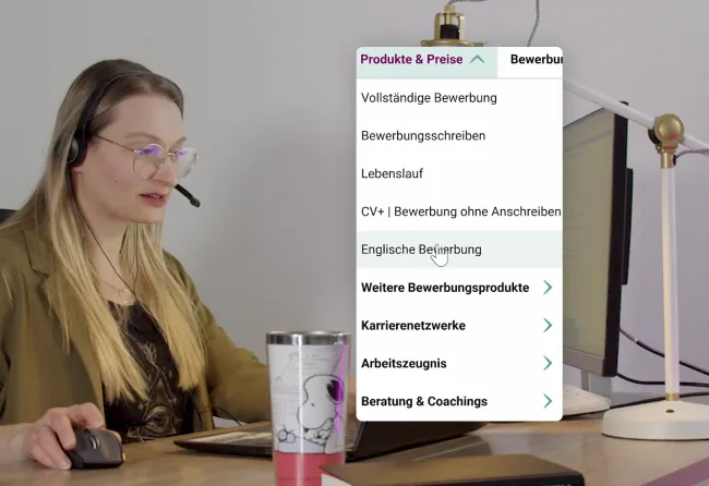 Frau mit Headset und Brille sitzt an einem Schreibtisch vor einem Laptop, daneben ein Whiteboard-Stift und eine Tasse mit Snoopy-Motiv, Bildschirm zeigt ein Dropdown-Menü mit Bewerbungsangeboten auf Deutsch.