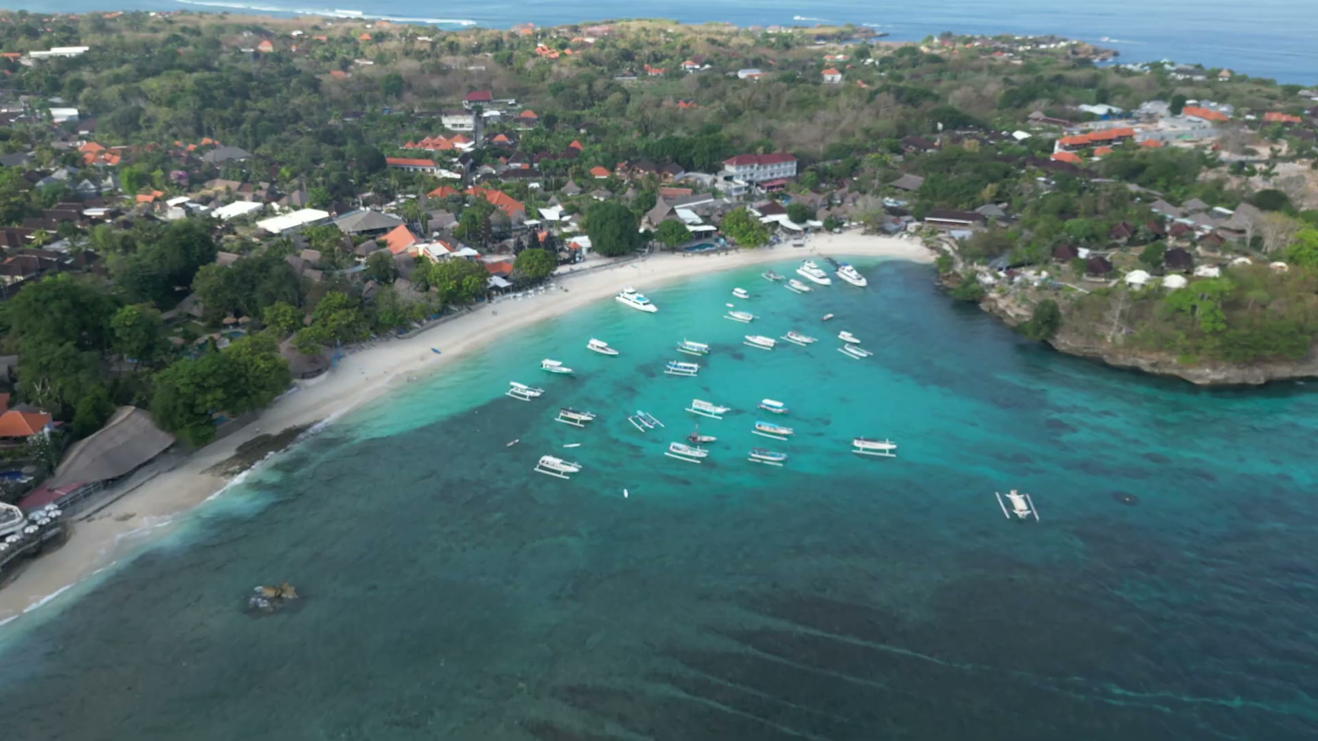 Baai bij Nusa Lembongan vanuit de lucht