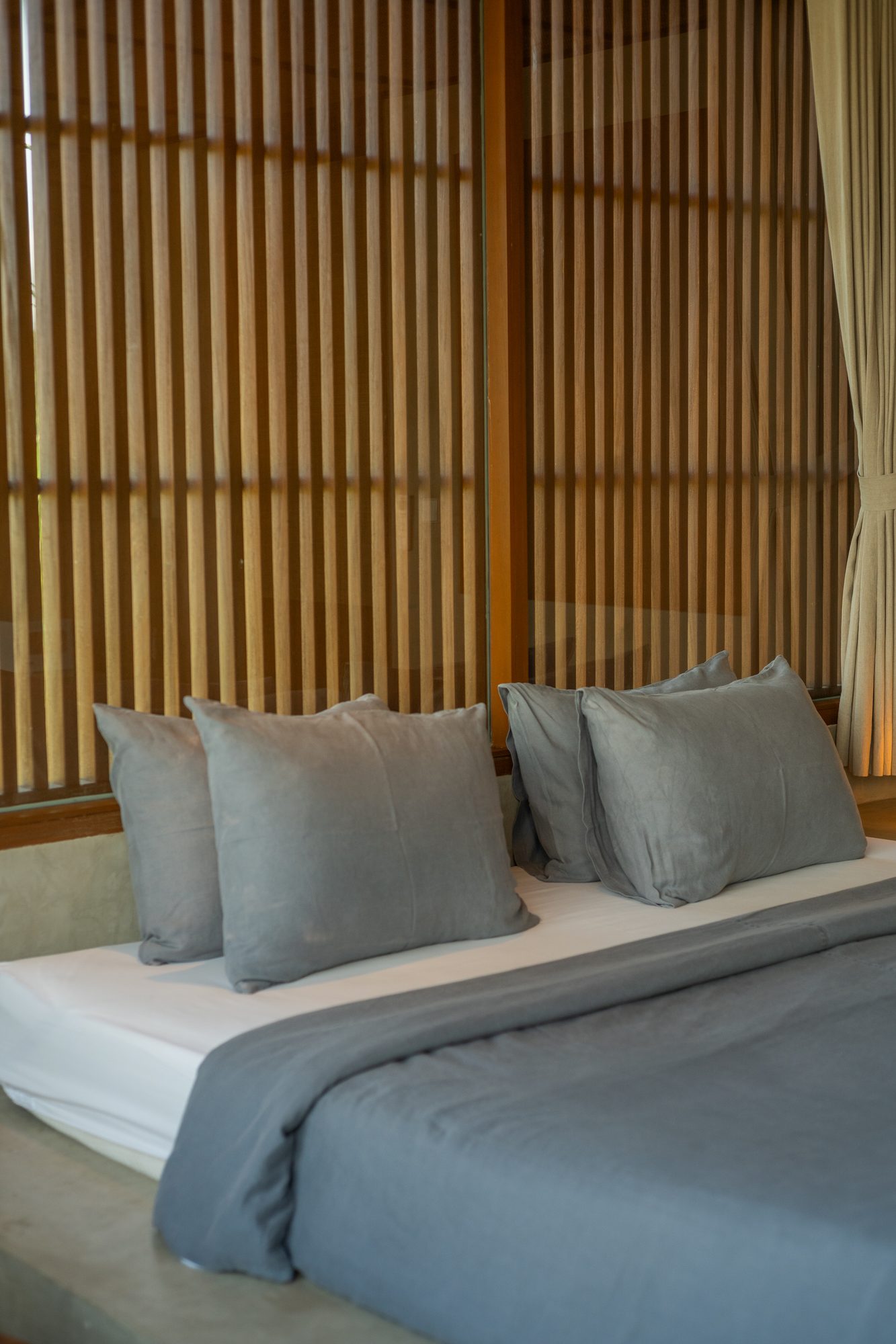 Opgeleverd verblijf met daybed en houten schermwerk