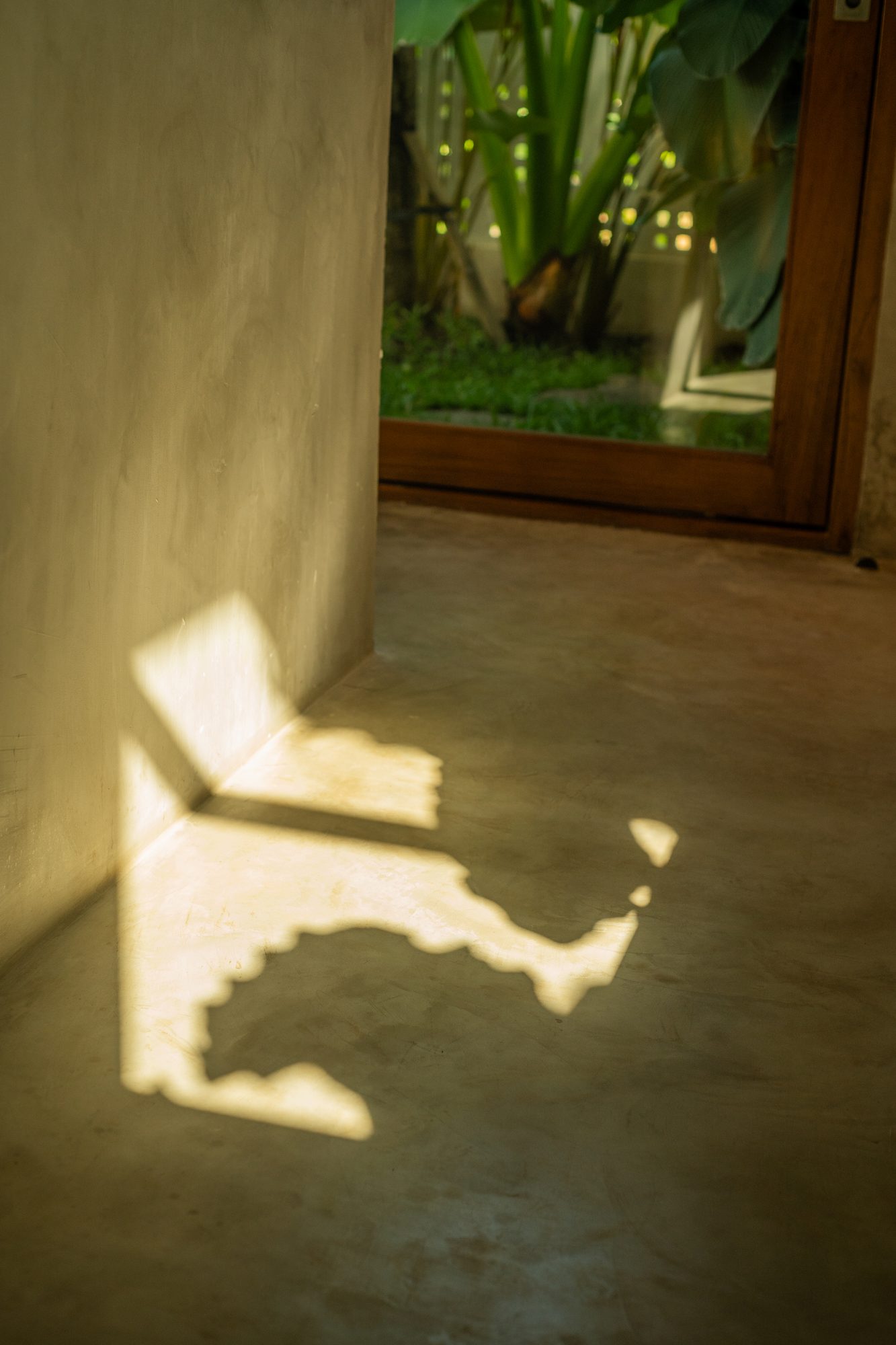 Licht en schaduw op een gestucte wand