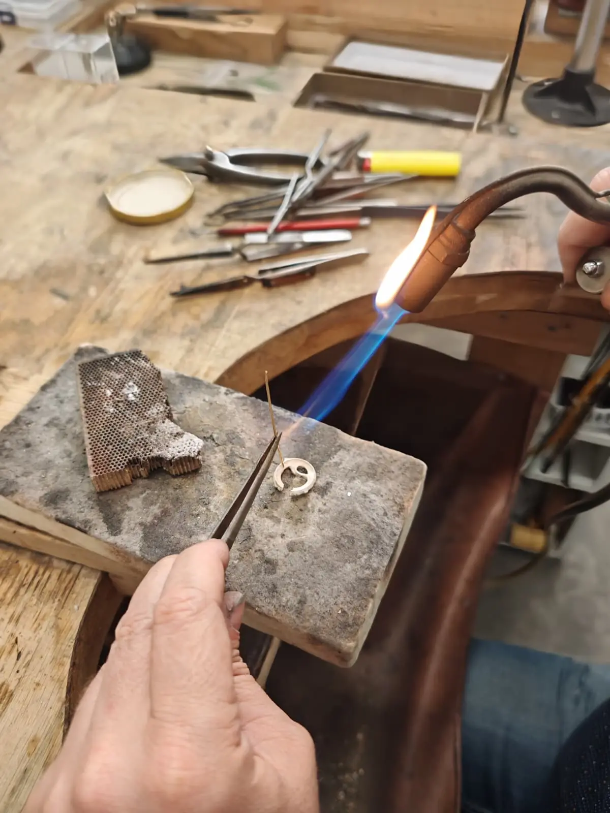Travail au chalumeau dans l'atelier de joaillerie Oro & Baud