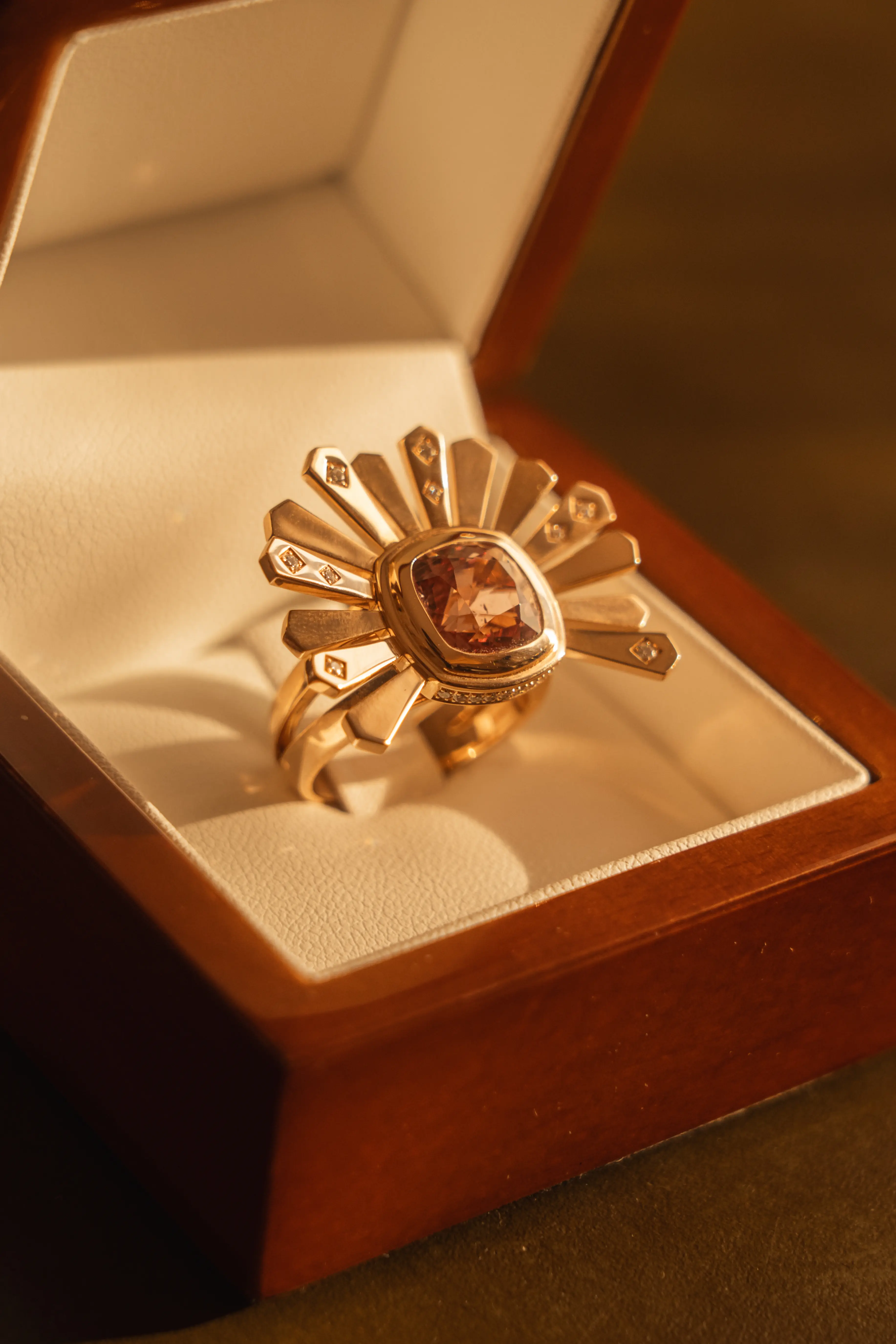 Bague soleil en or 18 carats sertie d'un spinelle du Vietnam, dans son écrin